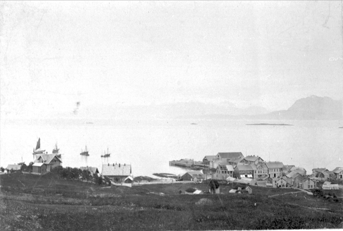 Harstad sentrum, fotografert nedover mot Harstadsjøen og Klubbskjæret. På havna ligger noen mindre seilfartøyer. Til venstre står Grand.