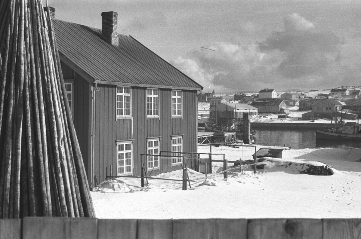 Det gamle Brodtkorbbruket i Vardø, med utsikt mot Nordre Våg og sentrumsbebyggelsen på andre siden. Bildet er tatt i påsken 1947.

Arkitekt Ola Hanche-Olsen arbeidet ved Brente Steders Reguleringskontor i 1946. Hovedadministrasjon for gjenreisning av Nord-Troms og Finnmark ble lagt til Harstad og fikk navnet Finnmark kontoret. Landsdelen Nord-Troms og Finnmark blev oppdelt i syv distrikt med hver sin administrasjon. Honningsvåg, distrikt IV, skulle betjene Nordkapp, Lebesby, Porsanger og Karasjok kommune.

Ola Hanche-Olsen har tatt bildene. Han var født 13. mars 1920 i Borre, død 11. februar 1998 i Gjettum. Han hadde artium fra 1939, arkitekteksamen fra NTH 1946 og arbeidet deretter ved Finnmarkskontoret 1946–48 før han etablerte egen arkitektpraksis. Han debuterte som barnebokforfatter i 1974 med lettlest-boka "Knut og sjørøverne", og skrev i alt 12 bøker. 

Han var XU-agent 1944-45, og var også en aktiv fjellklatrer og friluftsmann. XU var den største og viktigste allierte etterretningsorganisasjonen i det okkuperte Norge under andre verdenskrig. Det meste av XUs virksomhet ble holdt hemmelig til 1988. Ola var gift med Solveig Hanche-Olsen (f. Falkenberg); de fikk 3 barn, blant dem matematikeren Harald Hanche-Olsen. 

