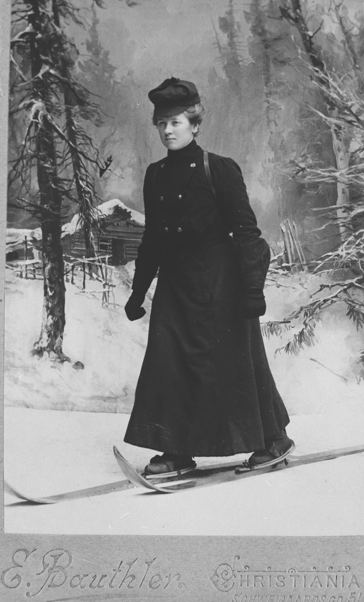 "Tante" Ingeborg Randem på ski (atelierbilde)