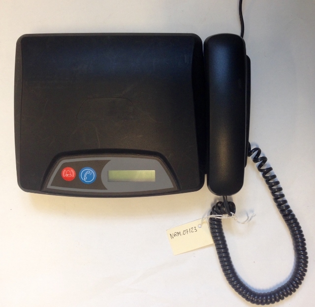 Fotlenken er utformet omtrent som et armbåndsur i sort og grå plast. Basestasjonen er en rektanguær boks i sort plast med telefonrør, strømforsyning, display og to knapper, en rød med alarmsymbol og en blå med telefonsymbol.