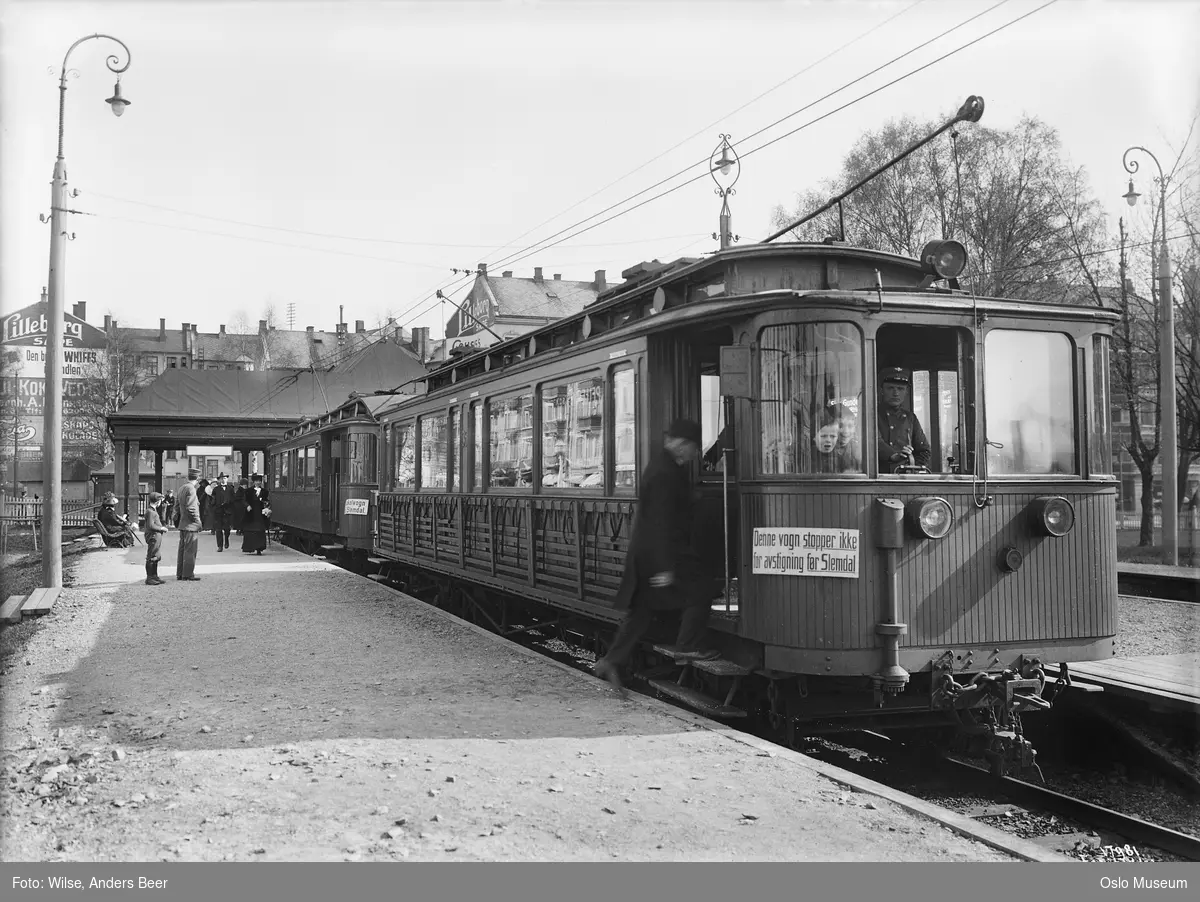 Majorstuen stasjon, Holmenkollbanen, konduktør, passasjerer, bygårder, gavlreklame