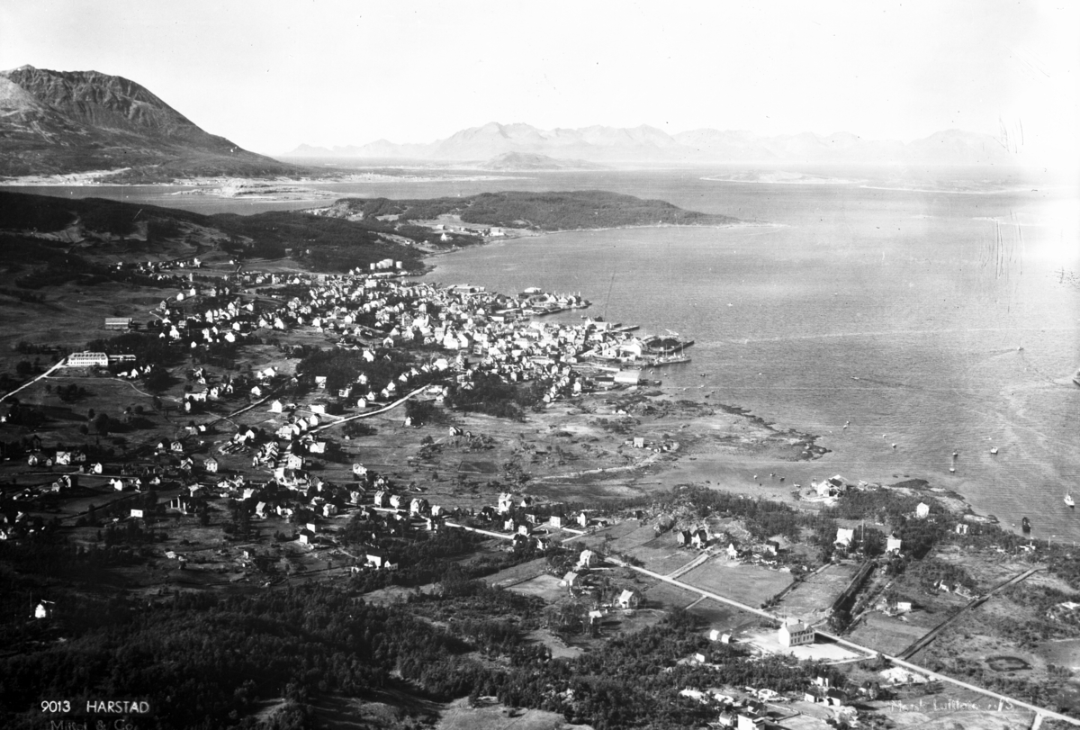 Flyfoto av Harstadbotn, Seljestad og byen, fotografert mot nord.