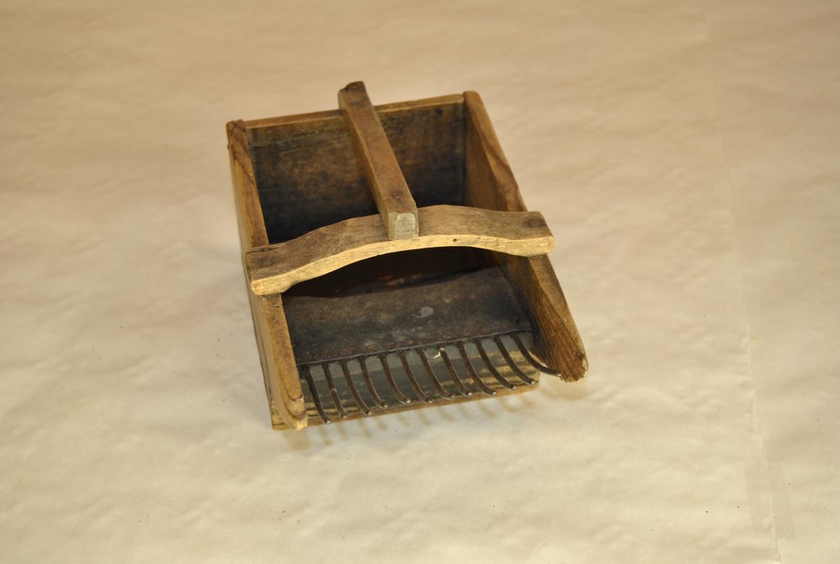 Bærplukker i tre med jerntenner. Med håndtak. Lagd av margarinkasse fra Aalesund.