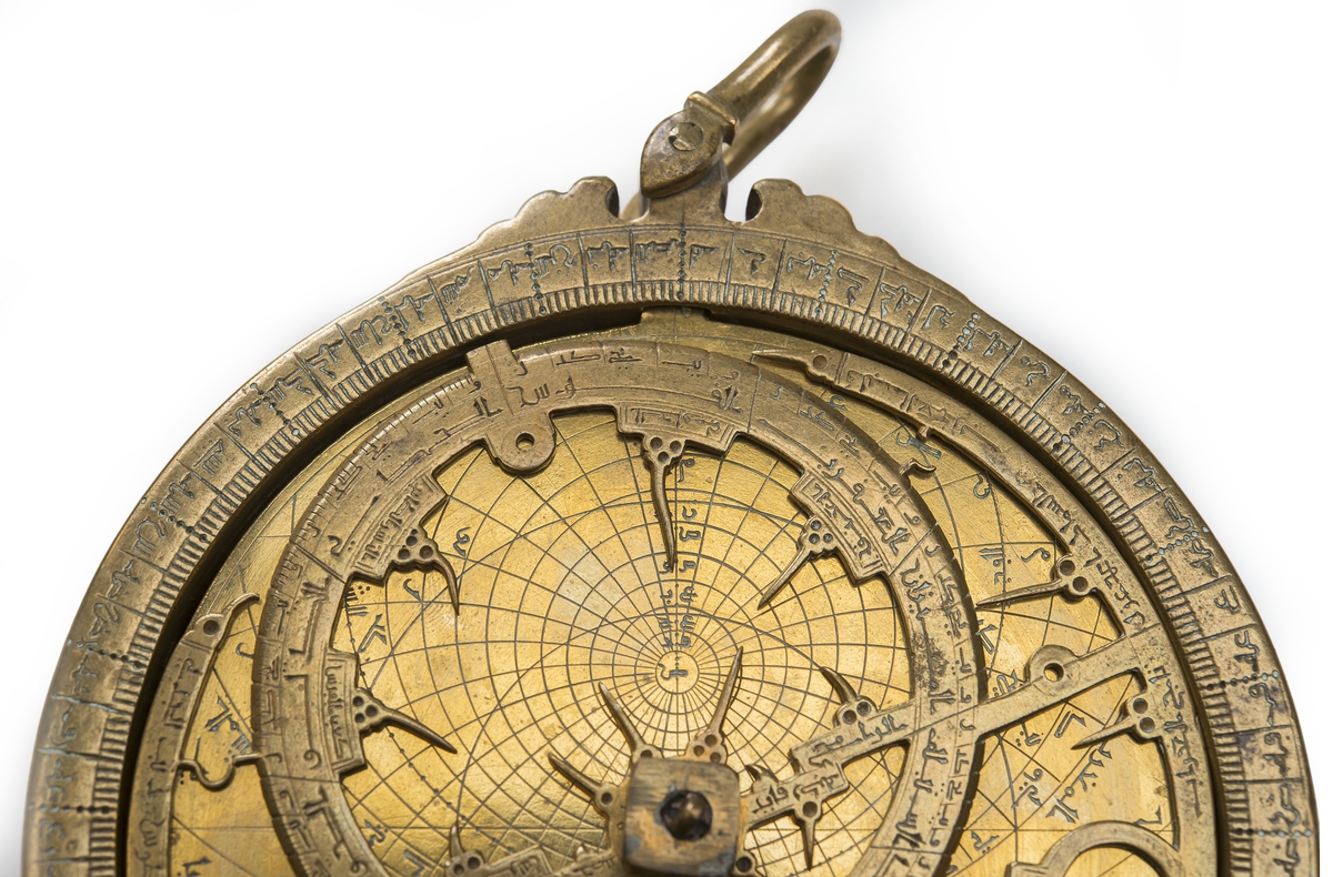 Astrolabiet består av 14 huvuddelar:
1) "Modrum" (vanligen kallat Mater Astrolabii= astrolabiets moder), cirkelrund, med 2 cirklar angivande kvadranternas 360 gr.
2) 9 st plattor ("tympanum"). Därav 6 st graverade på båda sidor, 1 st på en sida och 2 st ograverade.
3) Spindeln ("rete") genombruten, arabisk text och visare.
4) Indexvisare ("alhidad") med centrumhål och två dioptrara med sikthål. Modrums baksida graverad med siffror och zodiaktecken.
På den plana ytan innanför alla cirklarna står att läsa: " `amal Â´Ahmed ibn `Ali al-Sarafi  bi-l-kal`a sanat DKT li-l-higra". Översättning: "gjord av Ahmed ibn `Ali al-Sarafi i al-Kal`a år 729 efter hidjran".