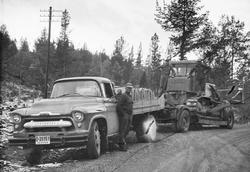 Lastebil, bulldozer, menn