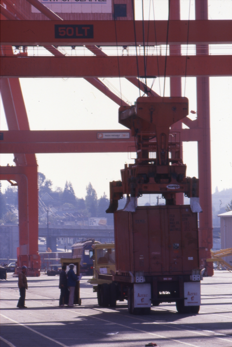 Conteinere lastes på havnen i Seattle.