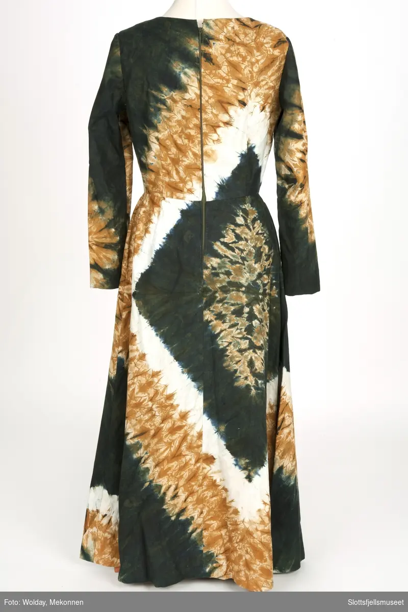 Batikk-kjole- Lang, med lange ermer. Sydd av sydame.