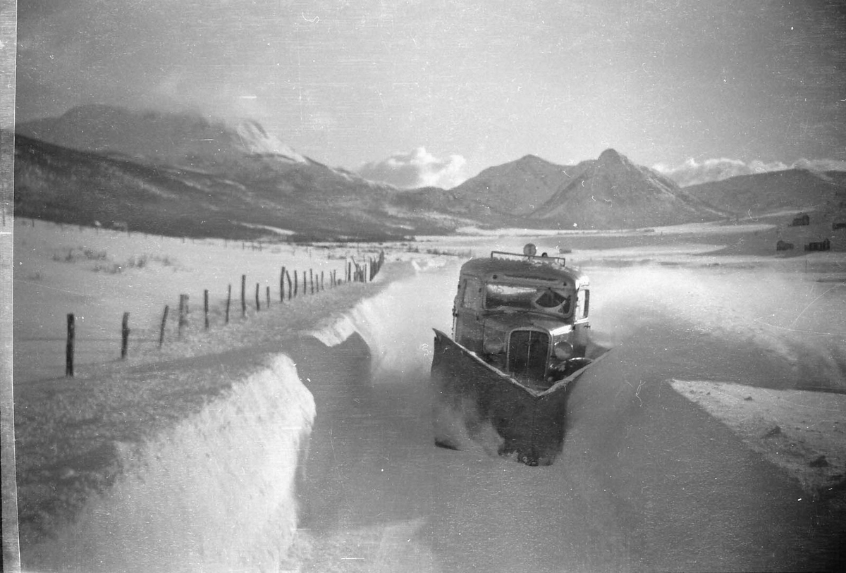 Snøbrøyting i Eidsfjorden. Brøytebilen er en Chevrolet årsmodell 1936. (Kommentar fra Ivar E. Stav.)