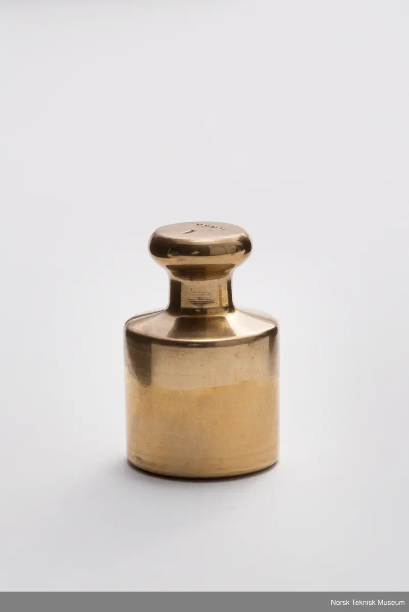 Lodd til justeringi treskrin. 8 messinglodd. Lite rom med 7 mindre lodd.