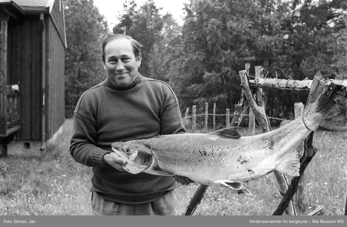 Fangst med personer.

Fotografert mellom 1979 og 1980.

Fotoserie: Laksefiske i Altaelva i perioden 1970-1988 (av Jan Ekman).
