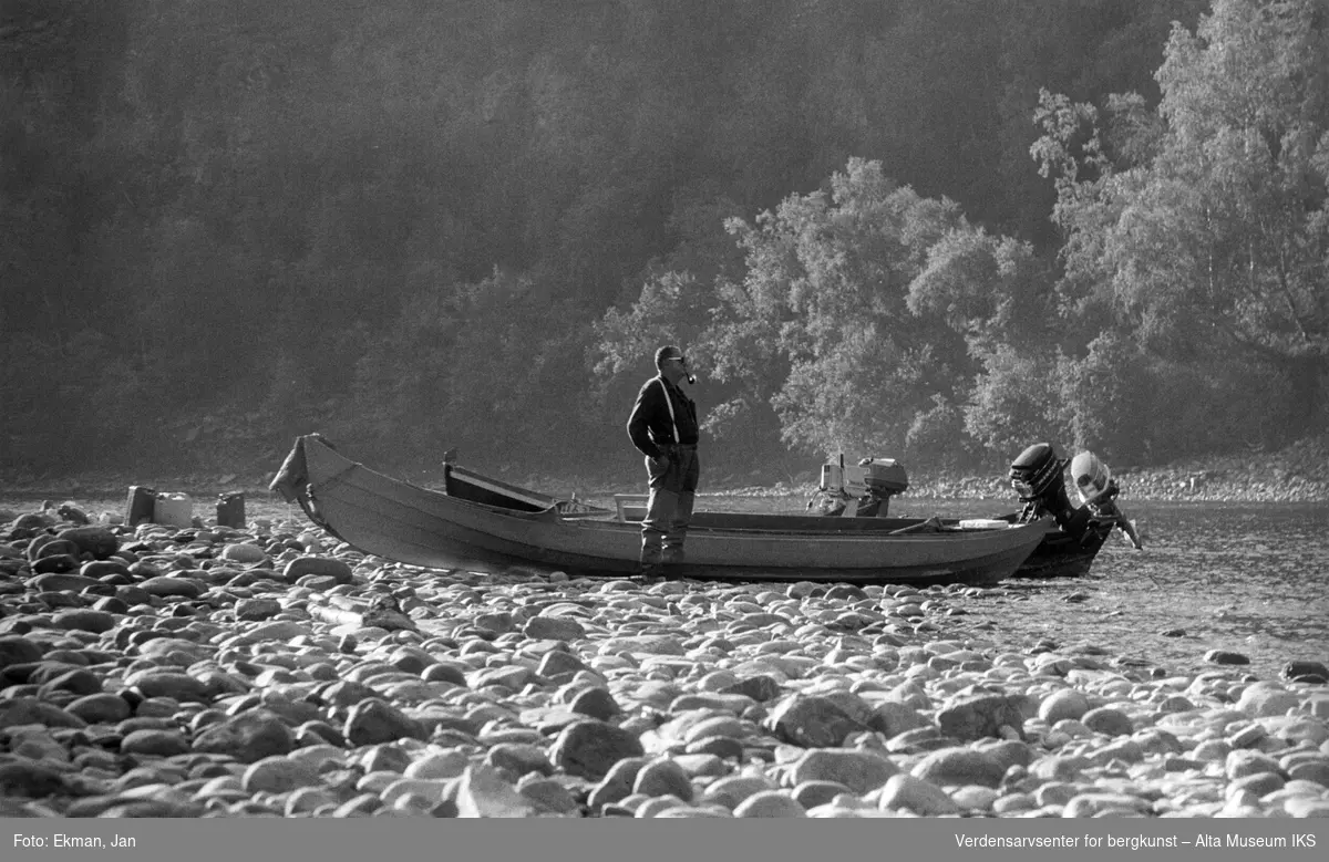 Elvebåt i landskap.

Fotografert 1976.

Fotoserie: Laksefiske i Altaelva i perioden 1970-1988 (av Jan Ekman).
