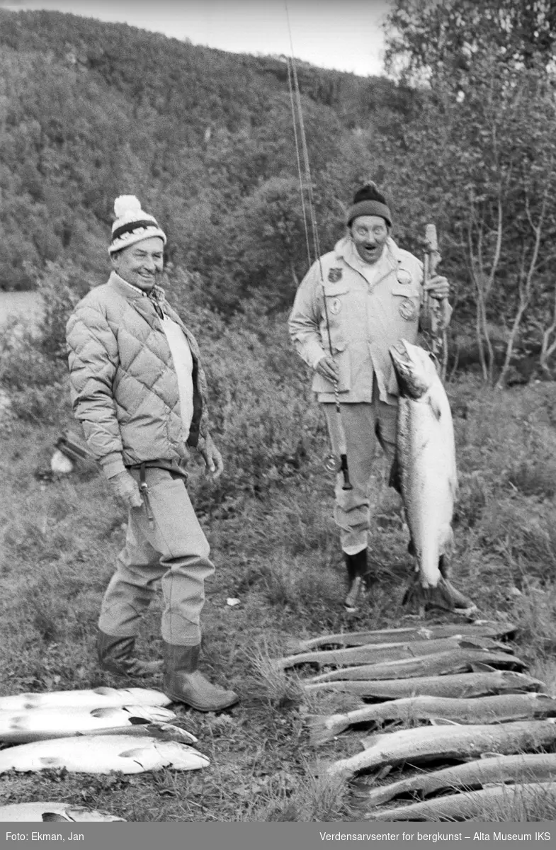 Fangst med personer.

Fotografert 1975.

Fotoserie: Laksefiske i Altaelva i perioden 1970-1988 (av Jan Ekman).
