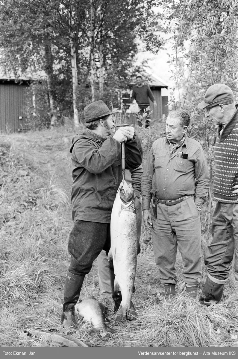 Fangst med personer.

Fotoserie: Laksefiske i Altaelva i perioden 1970-1988 (av Jan Ekman).
