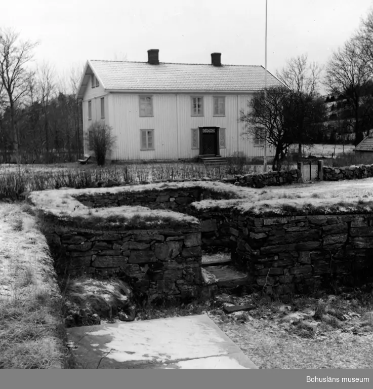 Enligt text: Jan 1959 Bro sn Röse. Dragsmark kloster. Skylt Tanum".