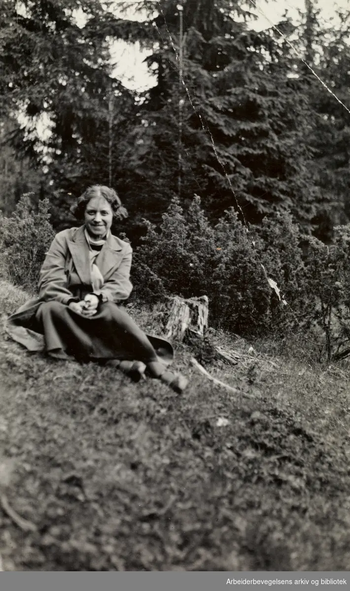 Rachel Grepp (1879-1961) på landtur, juni 1932.