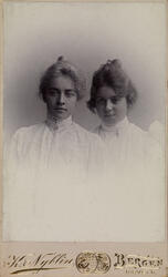 Benedicte Lie og Rachel Helland (senere Grepp), sommeren 189