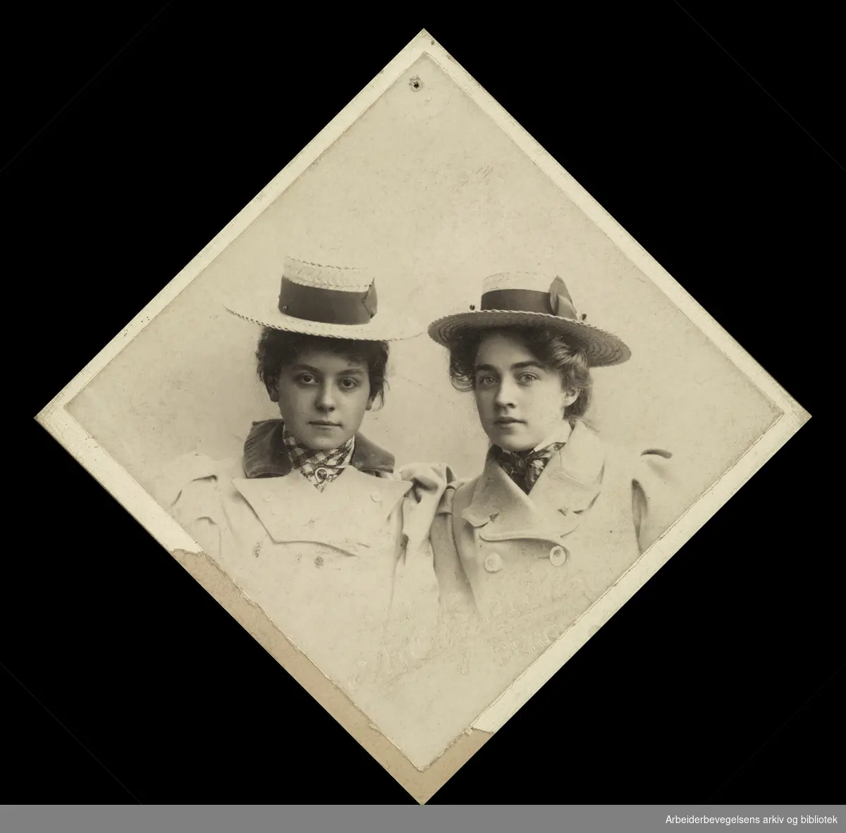 Rachel Helland (senere Grepp) og Benedicte Lie, 1898.