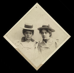Rachel Helland (senere Grepp) og Benedicte Lie, 1898.