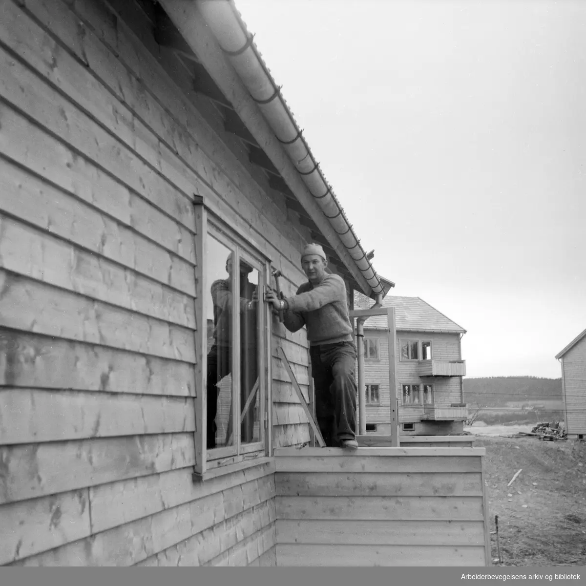 Tømmermannn i arbeid på et nybygg i Osloområdet. Ingen øvrige oppl. 1953.