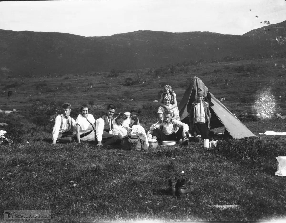 Birkelandfamilie på tur med telt.
