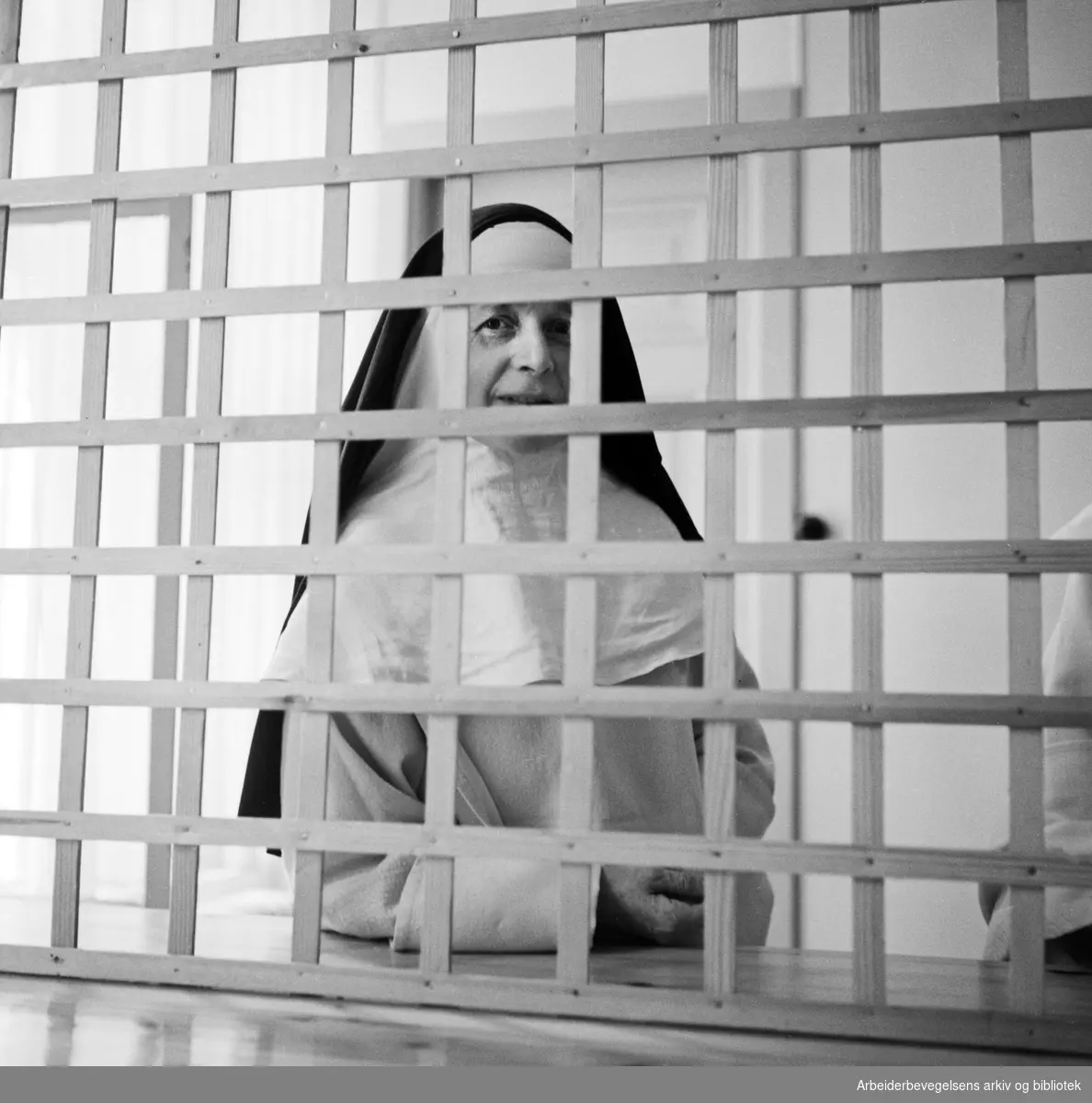 Søster Agnes Marie ved det katolske nonneklosteret i Lunden 5 i Oslo. August 1957.