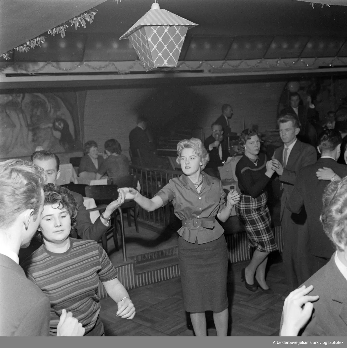 Alf Søgaards orkester spiller på restaurant Rosekjelleren i Klingenberggata 5 i Oslo. Januar 1961..