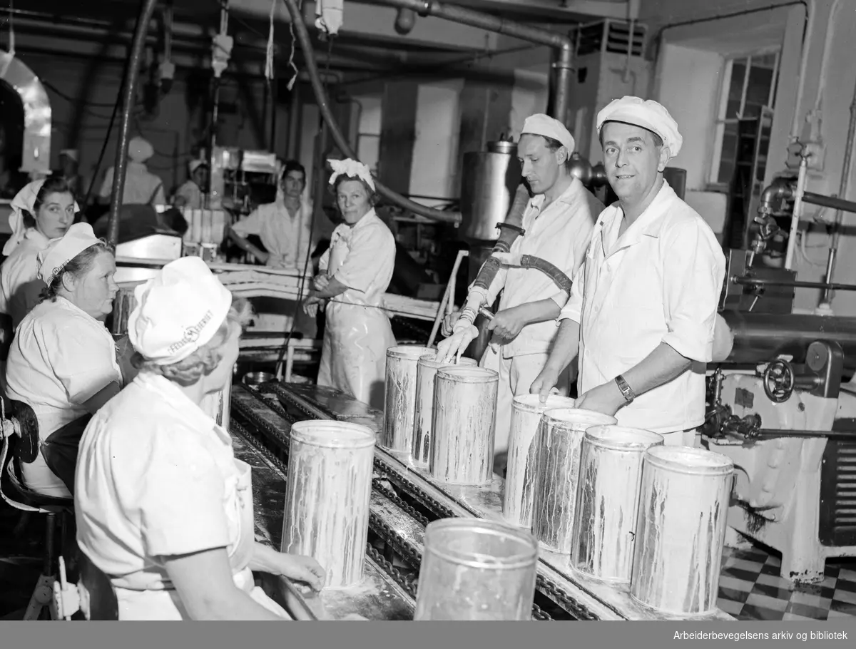 Kristiania Melkeforsyning. Fellesmeieriets produksjonsanlegg i Schweigaards gate 34. Produksjonsleder Knut Ihlen til høyre. Iskremproduksjon. Juli 1953.