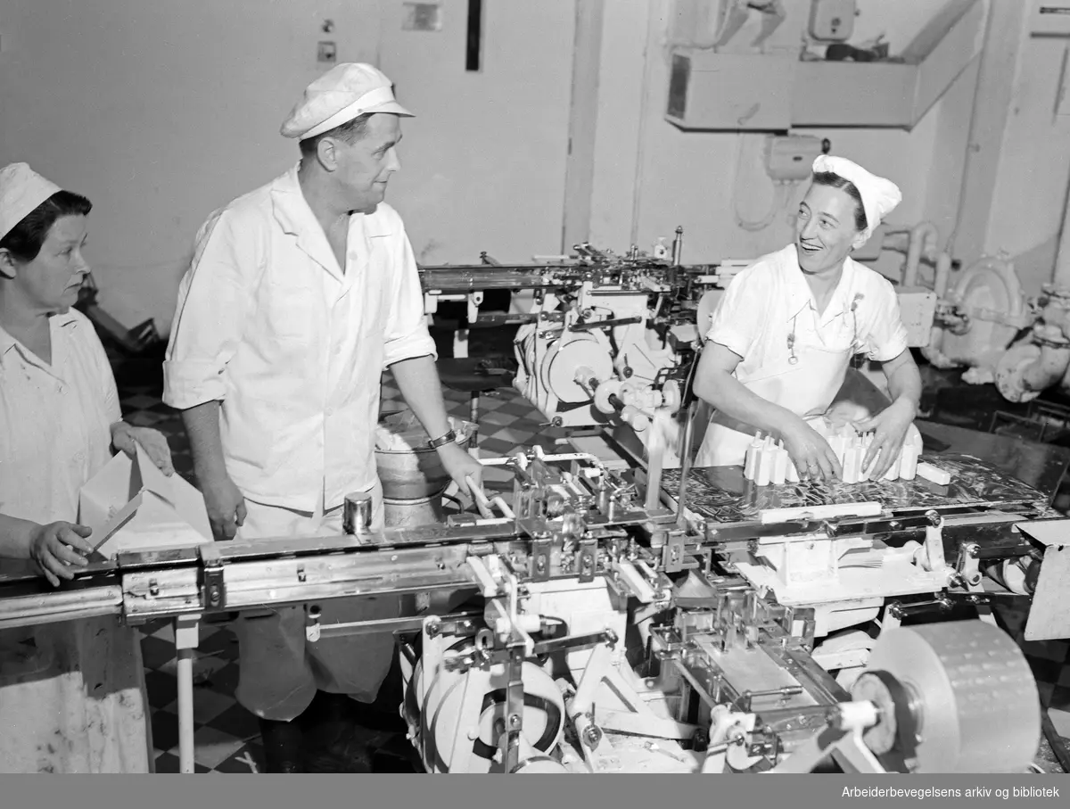 Kristiania Melkeforsyning. Fellesmeieriets produksjonsanlegg i Schweigaards gate 34. Produksjonsleder Knut Ihlen i midten. Iskremproduksjon. Juli 1953.
