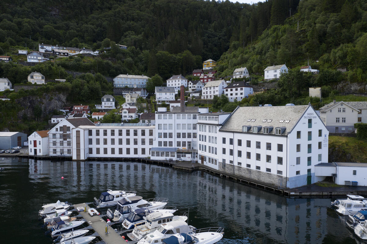 Den tidlegare tekstilfabrikken Salhus Tricotagefabrik sett frå sjøen.