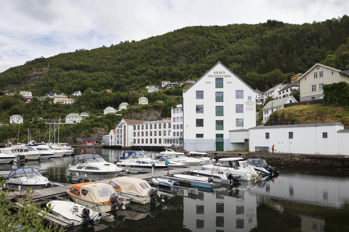 Bygda Salhus utanfor Bergen, med den tidlegare tekstilfabrikken Salhus Tricotagefabrik. (Foto/Photo)