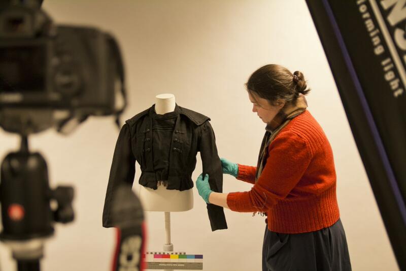 Ein konservator monterer eit kjoleliv for fotografering (Foto/Photo)