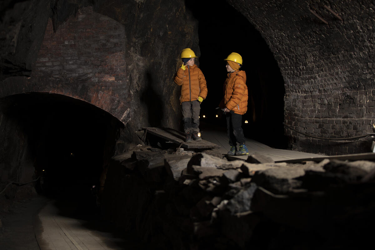 To gutter på omvising i gruva (Foto/Photo)
