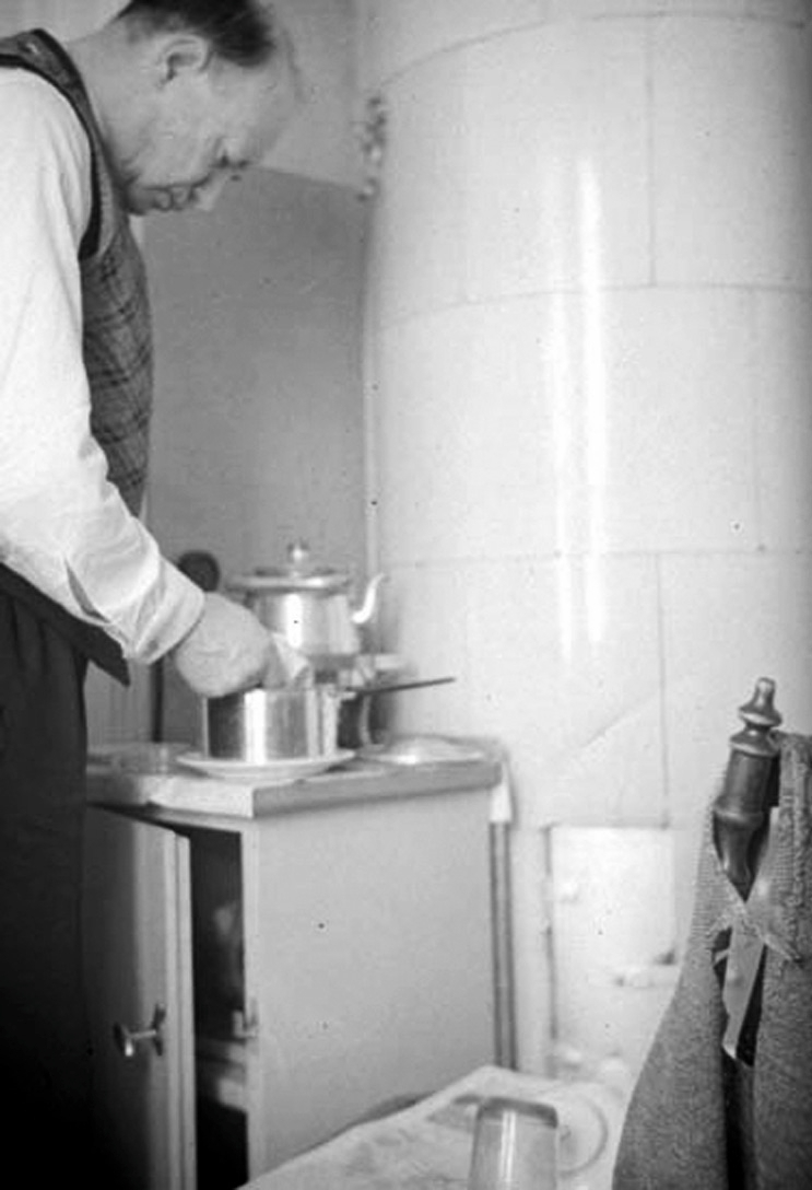 Fotograf Gustav Andersson pysslar med en gryta i sitt kök i Jönköping.