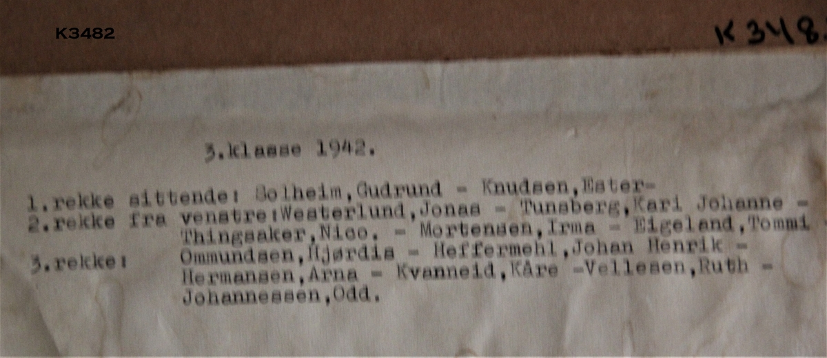 Klassebilde av 3. klasse 1942 (Middelskole). Navnene påført bak. Lillesand fotto.
