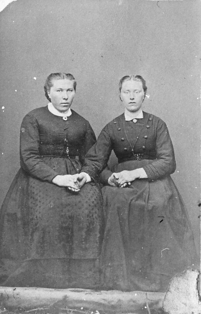 Portrett av to unge kvinne