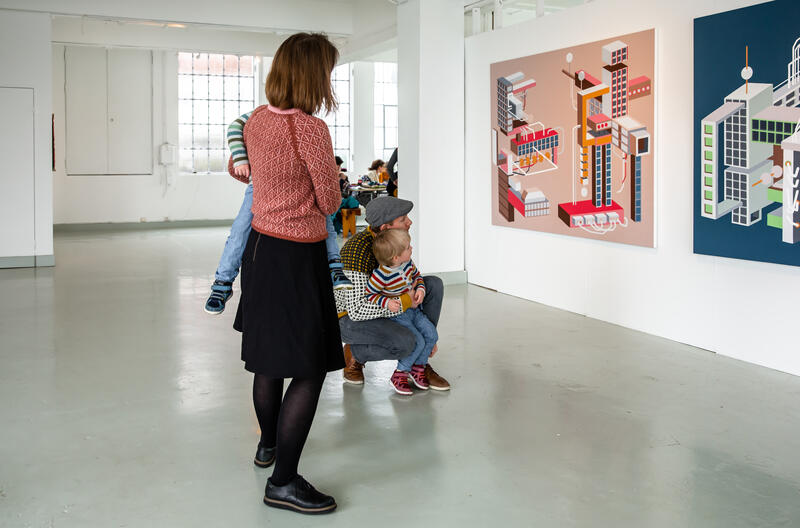 familie ser på måleri i utstillingslokale (Foto/Photo)