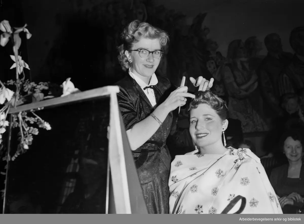 Frisørstevne i Håndverkerens festsal. Damefrisør Lillemor Fjøs fra studieklubben "Comme il faut" lager en selskapsfrisyre på modell Inger Helene Fausken. April 1953.