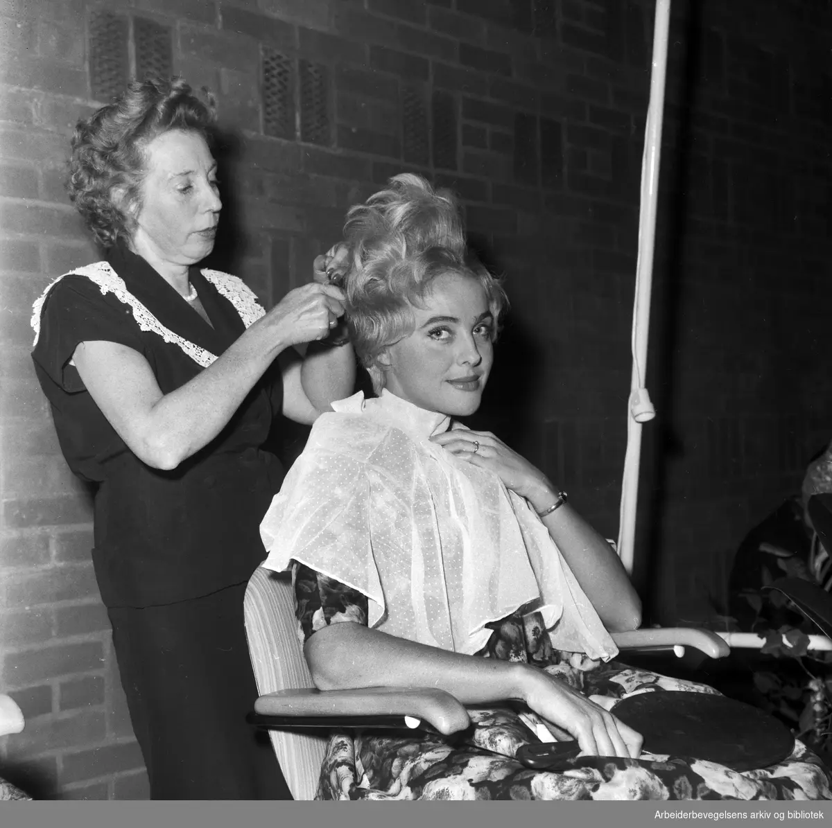 Besøk fra Wien i frisørklubben Krølle og Damefrisørenes mesterforening 1957 i Ingeniørenes hus. Oktober 1959.