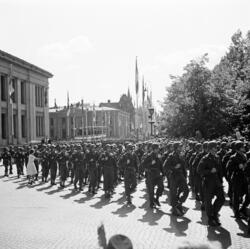 Opptog, USAs nasjonaldag, marsjerende soldater passerer tils