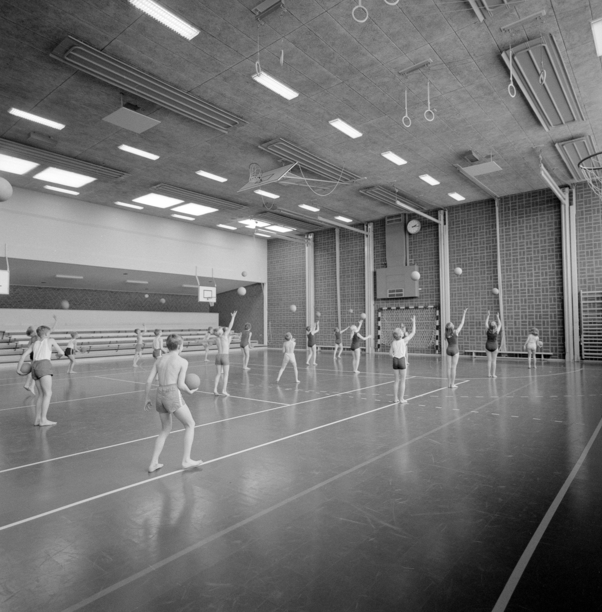 Hösten 1965 stod äntligen en ny och modern skola färdig i Ödeshög. Högstadieskolan fick namnet Lysingskolan efter häradet som Ödeshög administrativt tillhört. Här ett ögonblick från gymnastiklektion av det mer traditionella slaget.