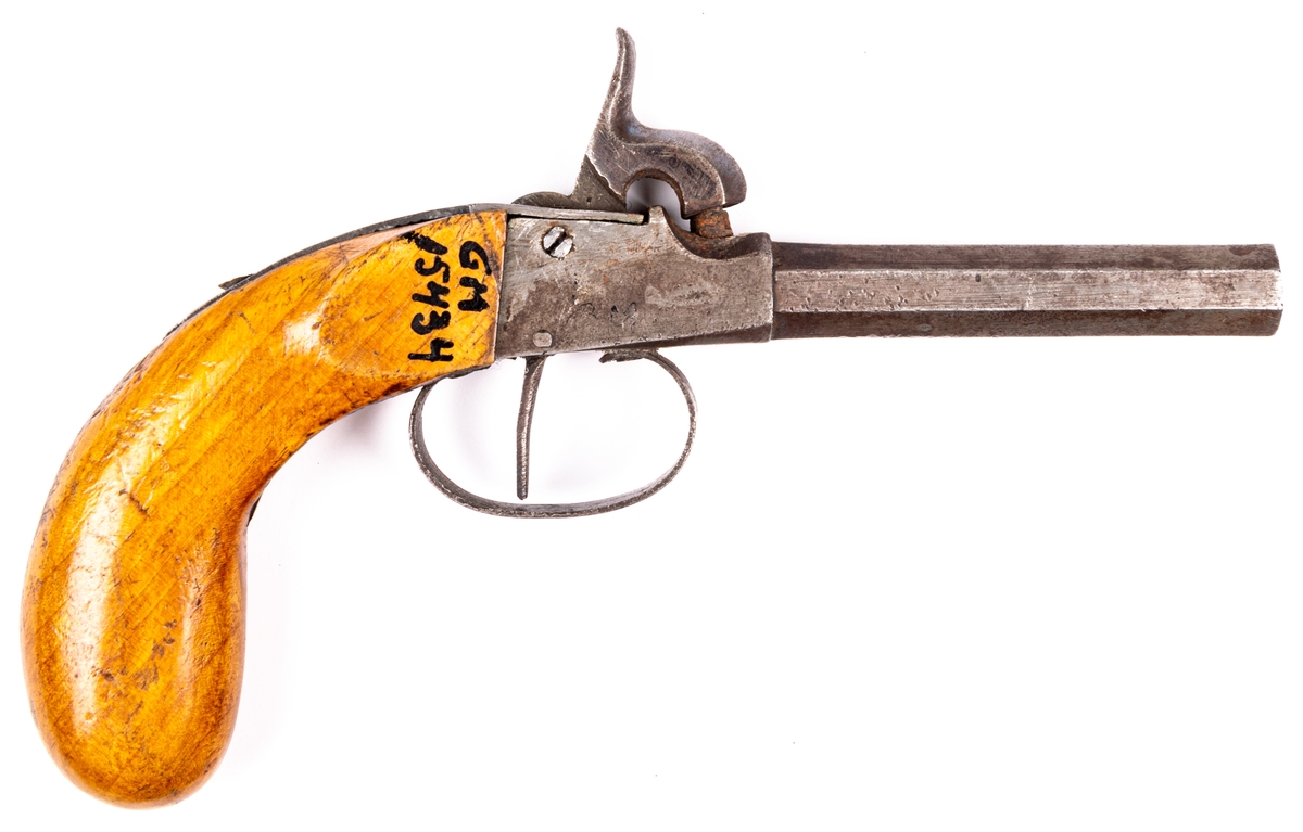 Pistol med slaglås och 8-kantig pipa. Ljusbrunt revolverskaft.