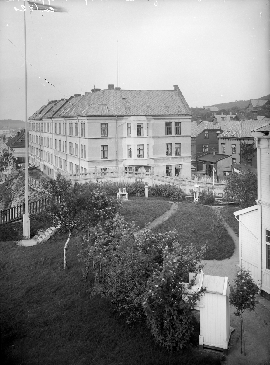 Bispehaugen skole, Nonnegata 19, skolebygning