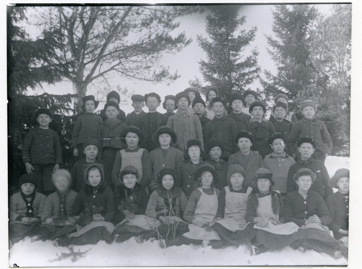 Vittinge sn, Heby kn, Gillberga.
Tredje och fjärde klasserna i Gillberga skola, troligen 1918.