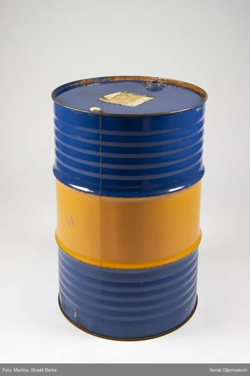 Oljefat lakkert i fargene som ble brukt i Statoil sin tidligere dråpeformede logo.

