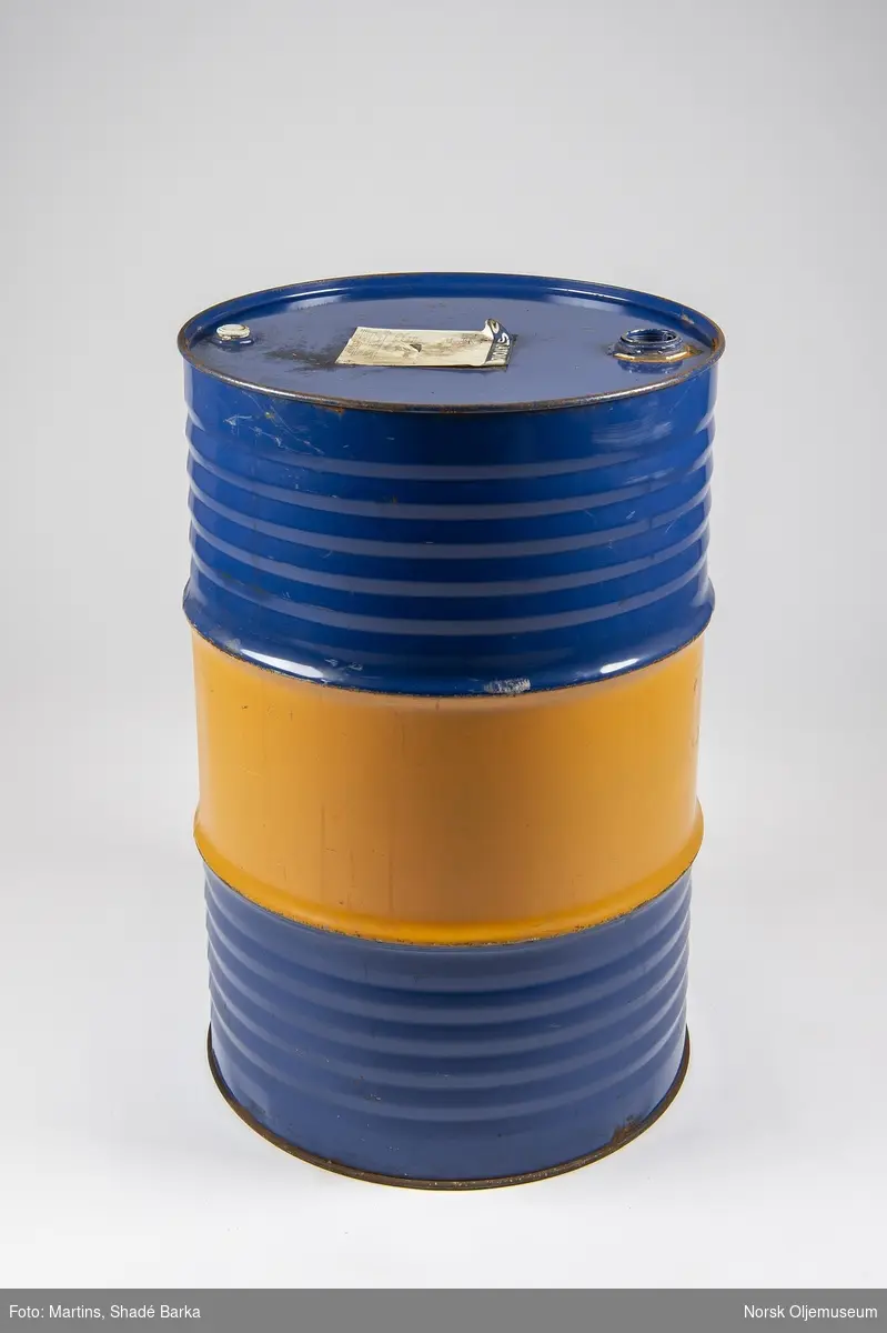 Oljefat lakkert i fargene som ble brukt i Statoil sin tidligere dråpeformede logo.