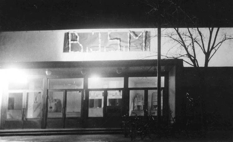 Över Idrottshusets ingång i Jönköping står bokstäverna BJSM.
