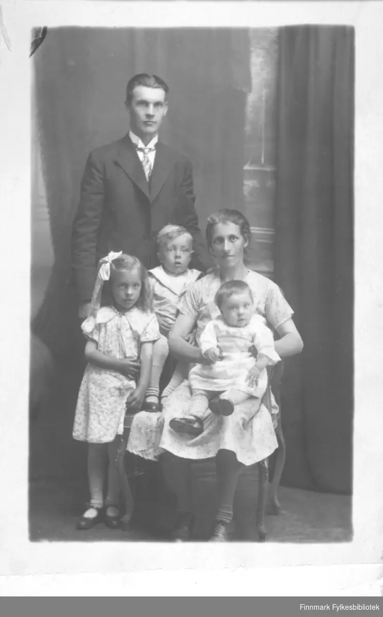 Oskar og Valborg Nilsen fra Kirkenes med barna (fra venstre) Olga, Alfred og Audhild.

