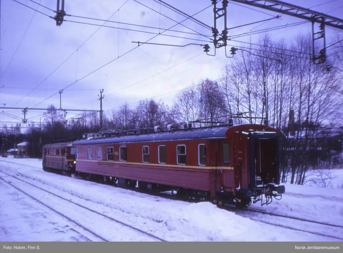 Elektrisk lokomotiv El 11 2110 og målevogn XLAB 7400 på Heggedal stasjon