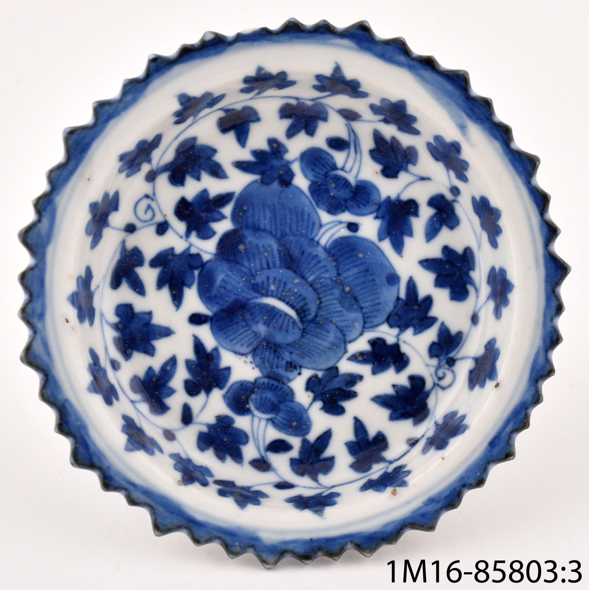 Skål, rikt dekorerat i blått, med uddig kant