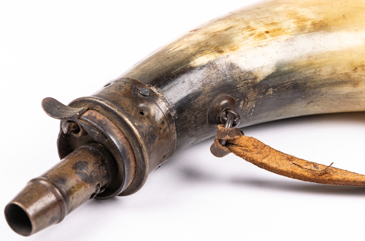 Kruthorn av horn. Botten av trä. Daterad 1805.